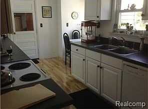 4th image of 23040 Beechwood Ave