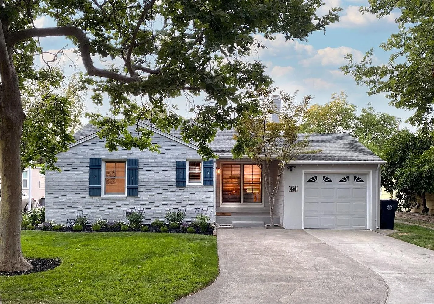 641 Robertson Way photo 1