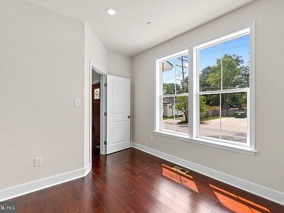 5th image of 9 Bond Ave
