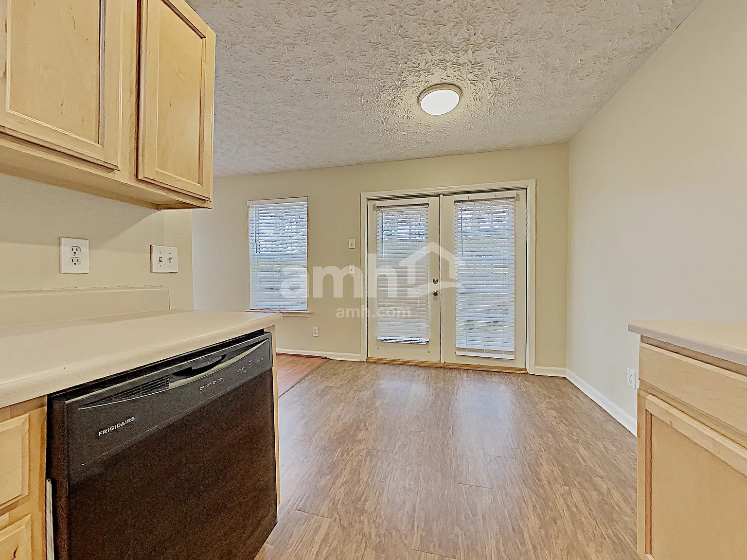 3 bed, 2.5 bath, 1400 sqft, $2,085 — Photo 3