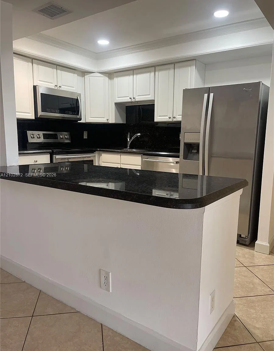 Blue Lake Townhouses Cond — Photo 4