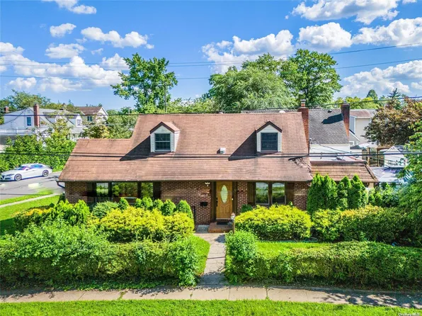 75 Beverly Drive, Albertson, NY 11507