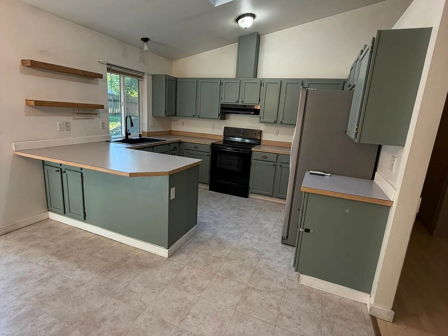 3 bed, 1200 sqft, $2,300 — Photo 2