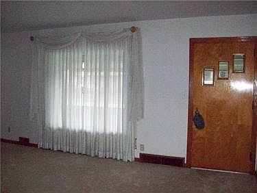 5th image of 926 Ryan Ave