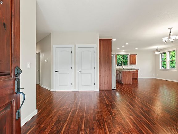 4th image of 904 NW 105th Cir