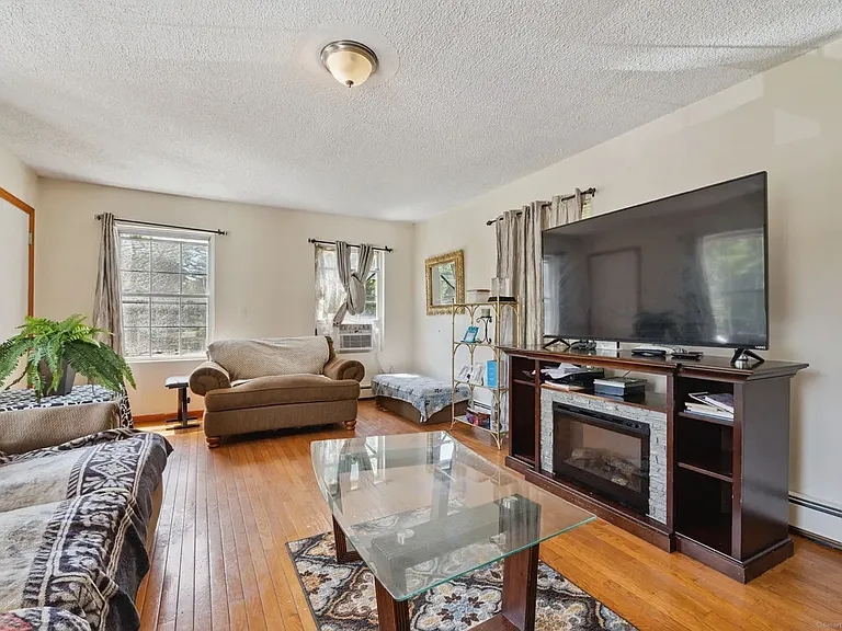 2 Sandra Dr — Photo 3