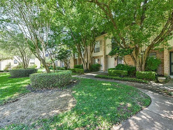 3rd image of 1601 S Shepherd Dr APT 39