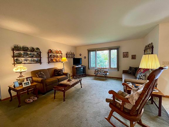 4th image of 638 W Burbank Ave