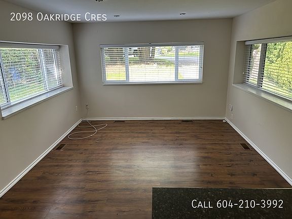 3rd image of 2098 Oakridge Cres