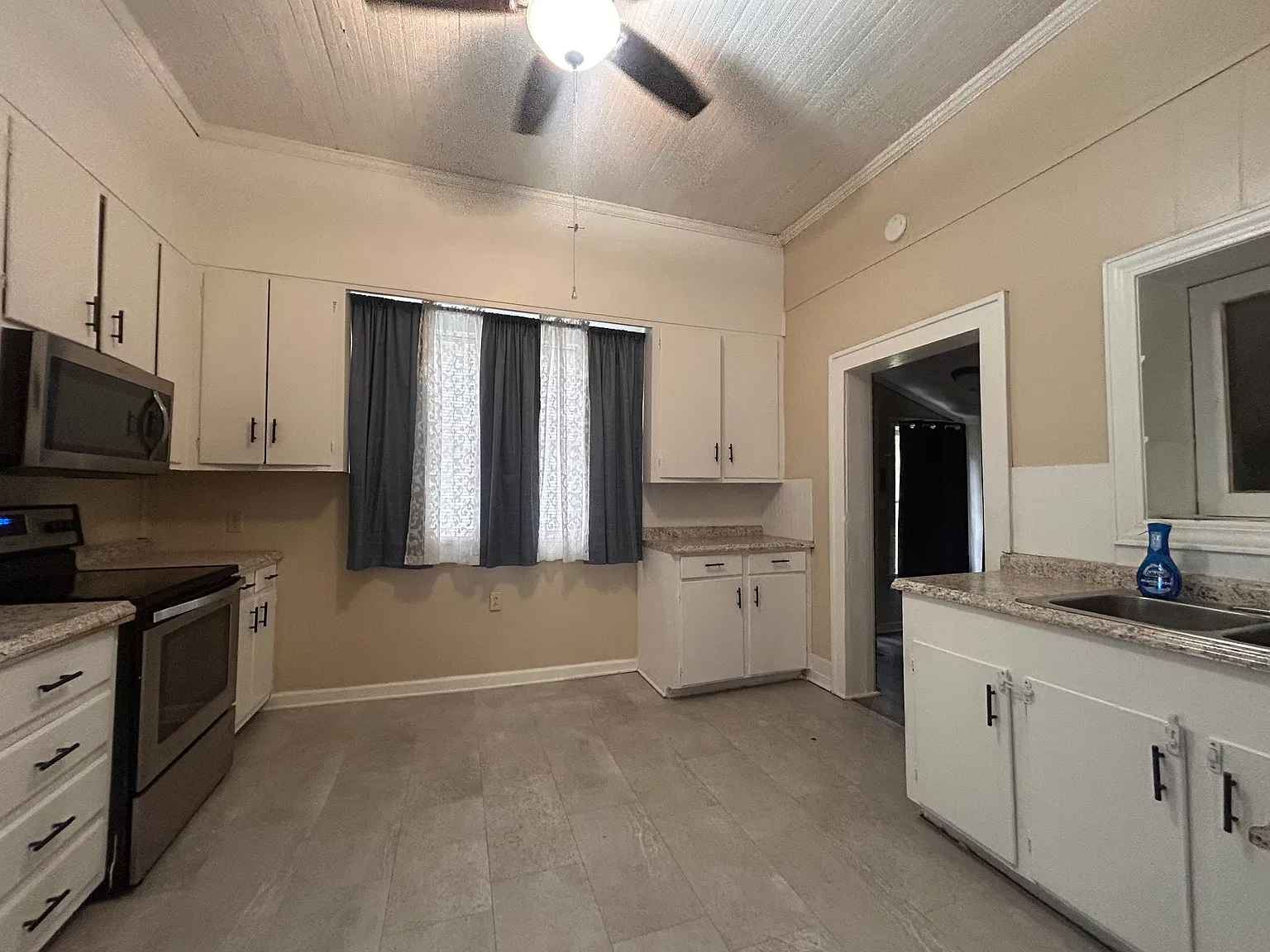 3 bed, 2593 sqft, $1,600 — Photo 4
