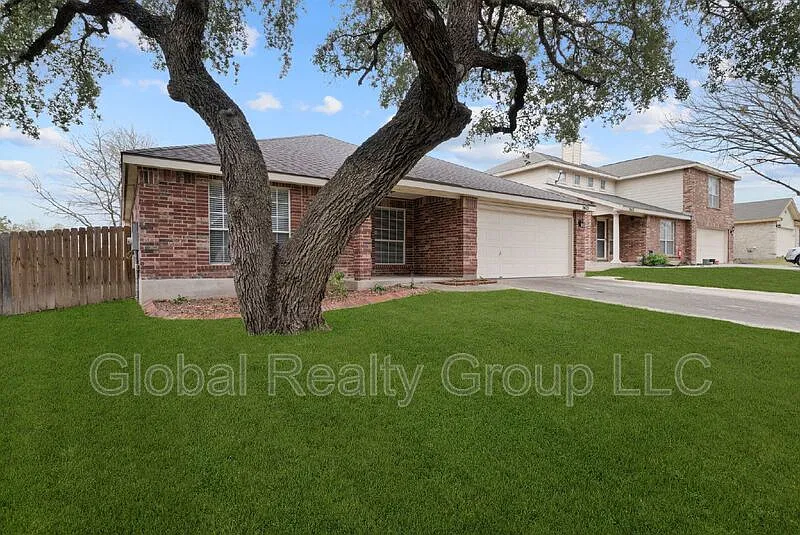4 bed, 2.0 bath, 2301 sqft, $1,925 — Photo 3