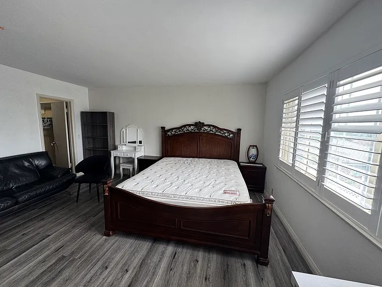 1820 E North Hills Dr — Photo 1