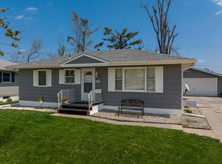 59 29th St NW, Cedar Rapids, IA 52405