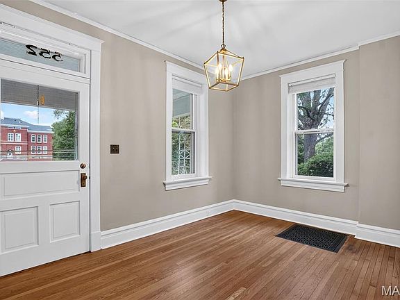 4th image of 552 Clark St
