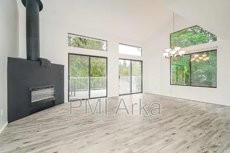 3 bed, 2.0 bath, 1370 sqft, $3,495 — Photo 2