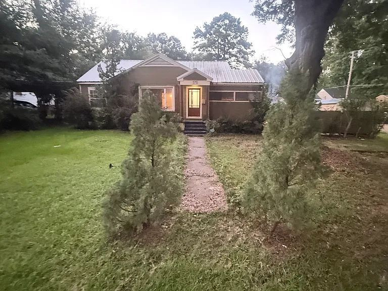 572 Robinhood Rd — Photo 2