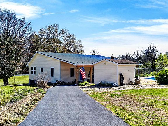 2nd image of 22 Oak Ridge Ln