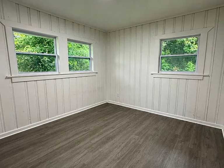 1427 Adrian Ln — Photo 12
