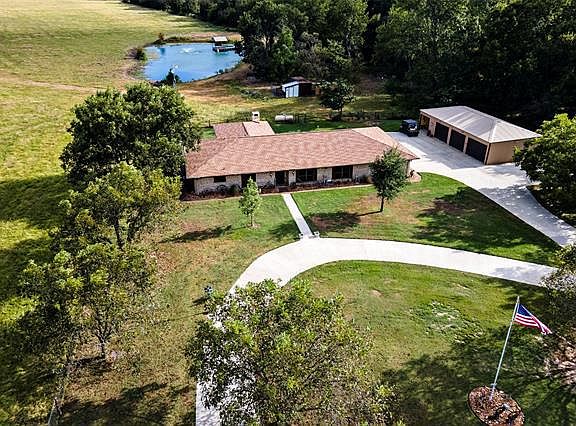 4th image of 402 SE County Road 3110