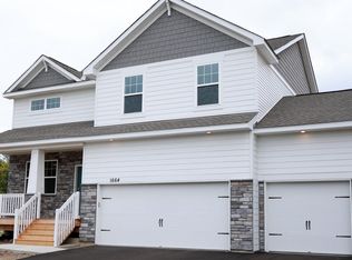 1664 Oak Creek Dr, Chaska, MN 55318