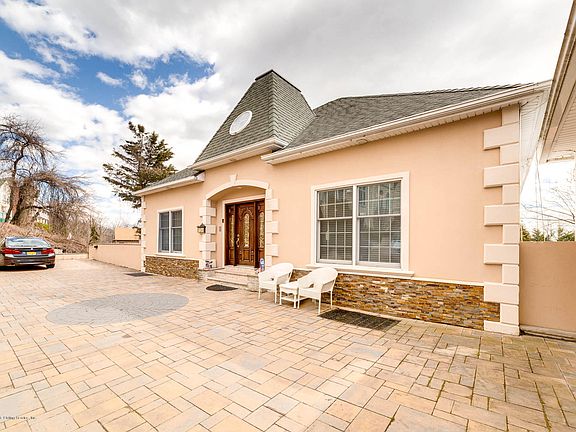 3rd image of 134 Overlook Ave