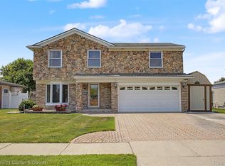23312 E Fairway Dr, Woodhaven, MI 48183