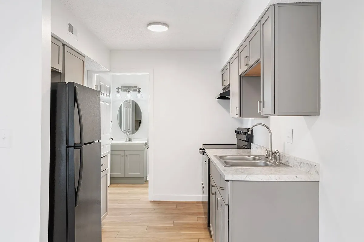 Building Photo - Southcreek Apartments