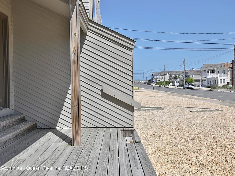 21 Brown Ave — Photo 2