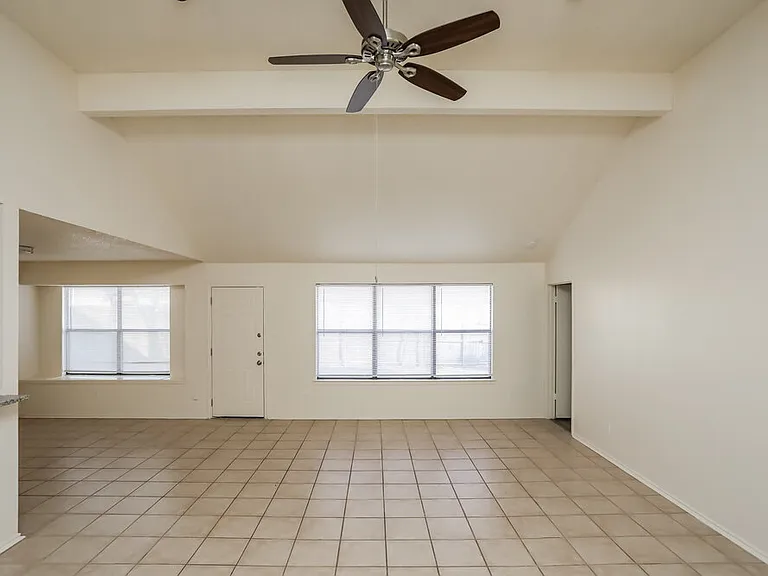 916 Richards Dr — Photo 3