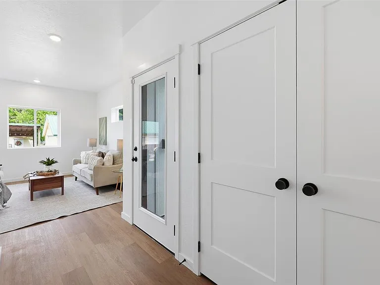 5399 N Lincoln Ct — Photo 2