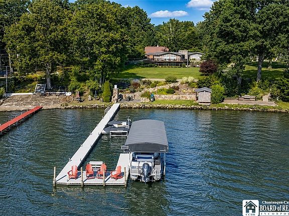 4th image of 320 Lakeside Dr