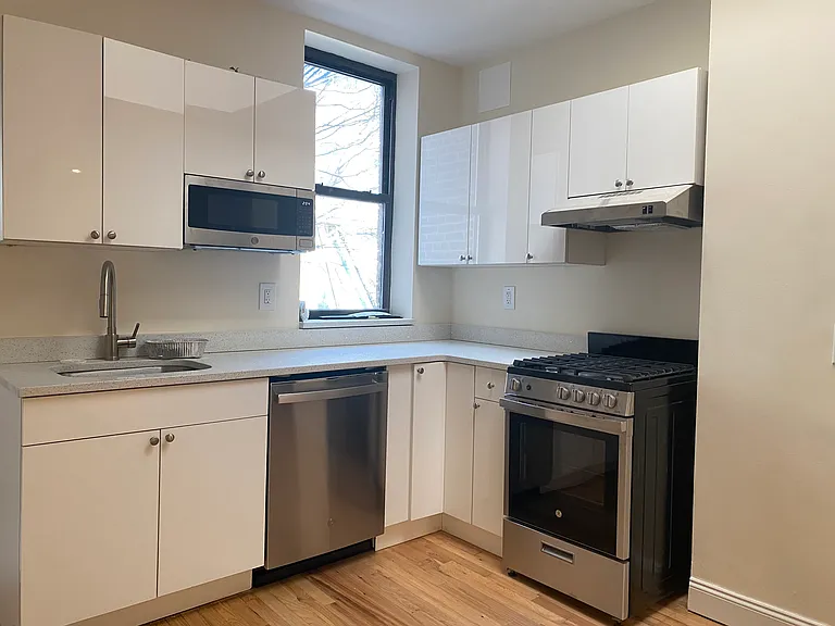 323 E 10th St #10 — Photo 7