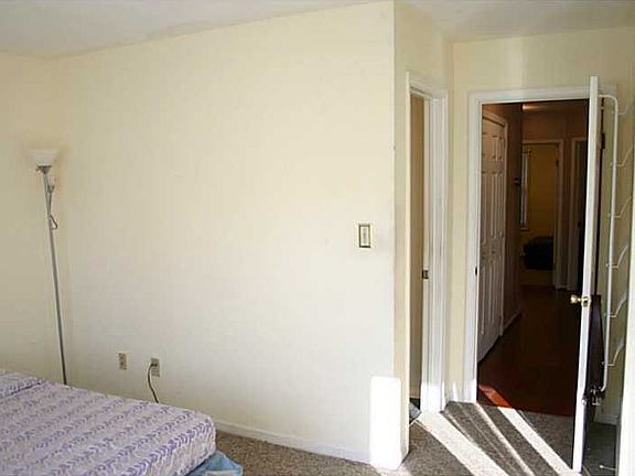4th image of 37 Holly Hill Ln