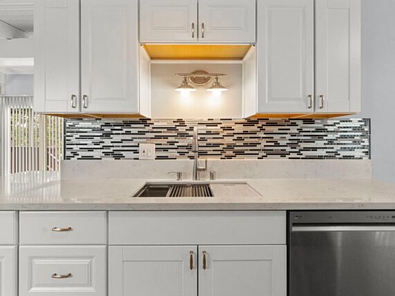4th image of 3302 S Beverly Dr #3304