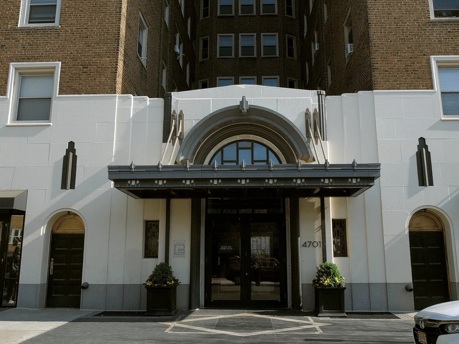 Garden Court Towers — Photo 1