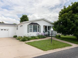 780 Mallard Cir #B, Sandwich, IL 60548