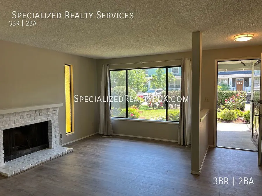 Eastmoreland/Johnson Creek - Newly Updated 3 Bedroom, Two Bathroom Ranch Style Home - Landscaping... — Photo 3