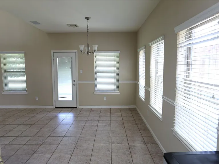 3327 Summerwood Ln — Photo 12
