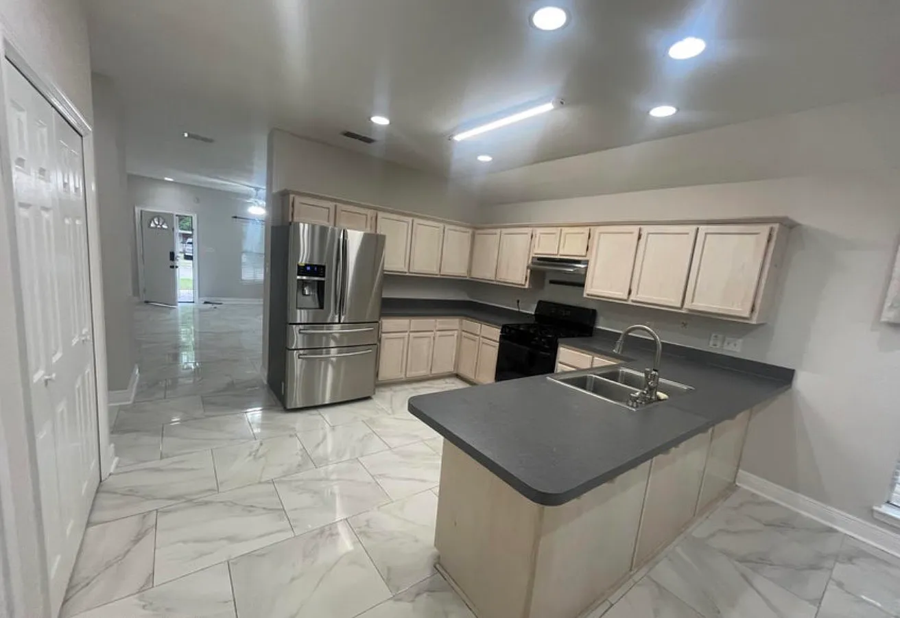 3 bed, 1778 sqft, $1,900 — Photo 2