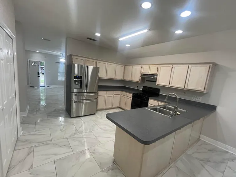 11027 Oakcrest Dr — Photo 2