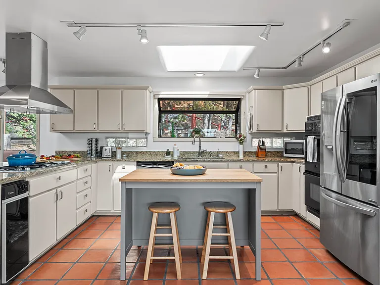 970 Thunderbird Ct — Photo 12