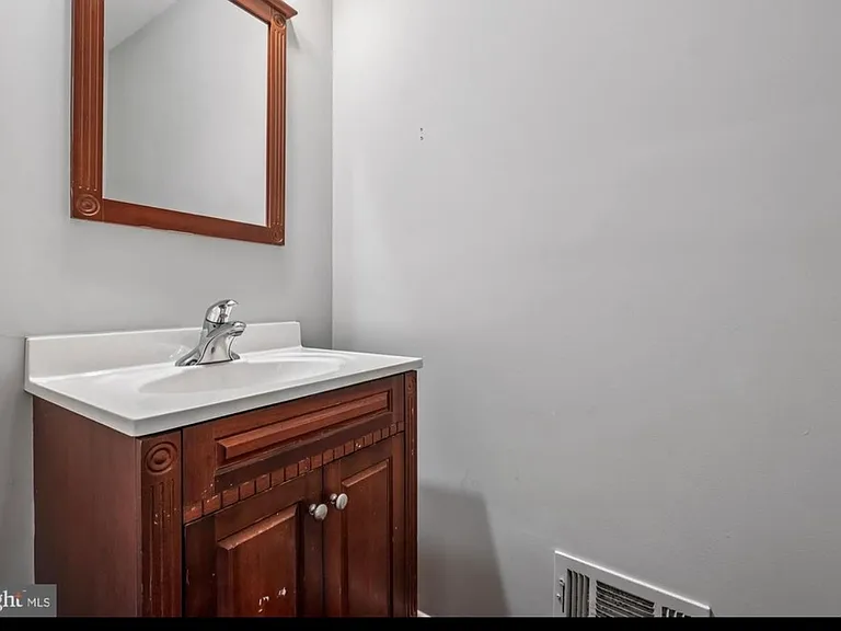 424 N Luzerne Ave — Photo 17