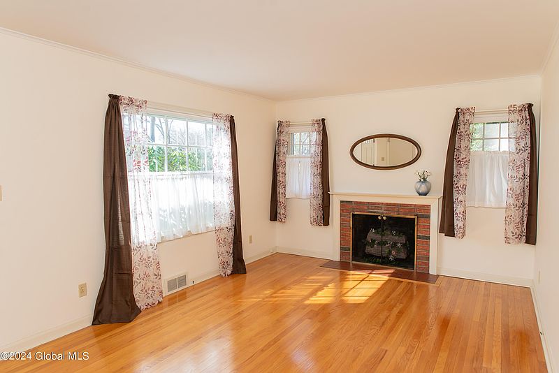 4th image of 147 Willow Lane