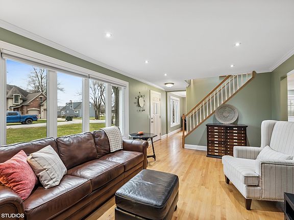 3rd image of 3216 Crestwood Ln