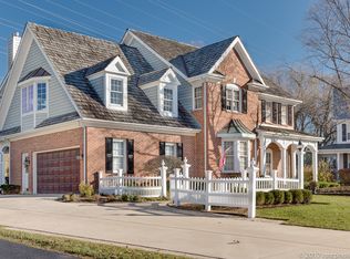 949 Winslow Cir, Glen Ellyn, IL 60137