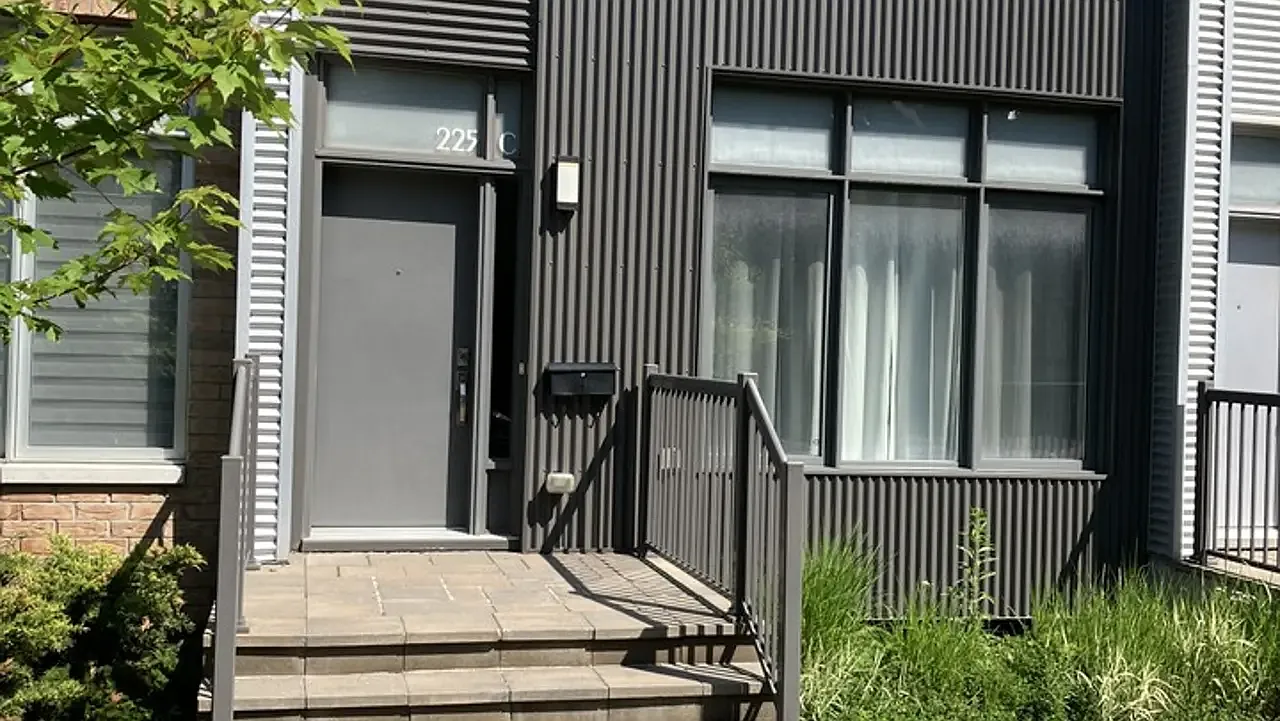 Sandy Hill Manor — Photo 1