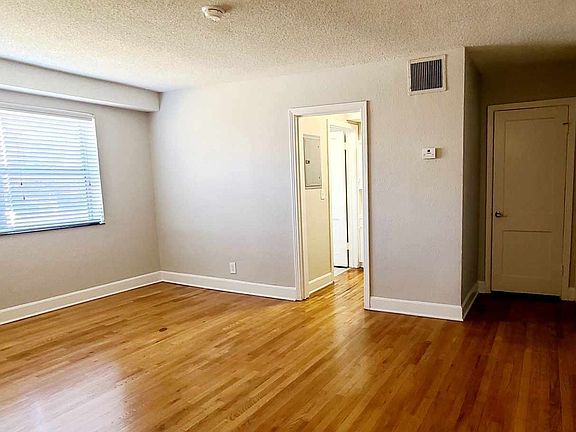 3rd image of 4440 Roanoke Pkwy APT 102