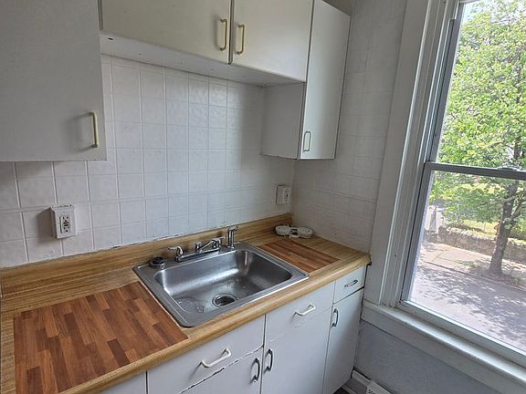 5th image of 435 N 6th St APT 4