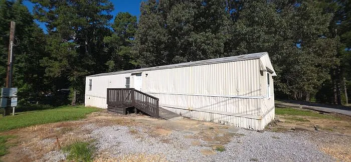 3 bed, 2.0 bath, $999 — Photo 1