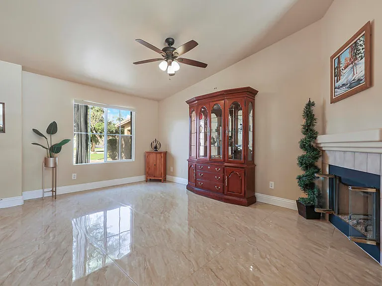 45930 Las Colinas — Photo 7